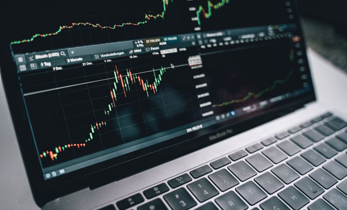 The Morning Star Pattern signals trend reversals, aiding traders in making better entry decisions.